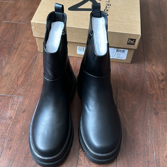 Dirty Laundry Vines Bootie - Picture 7 of 8